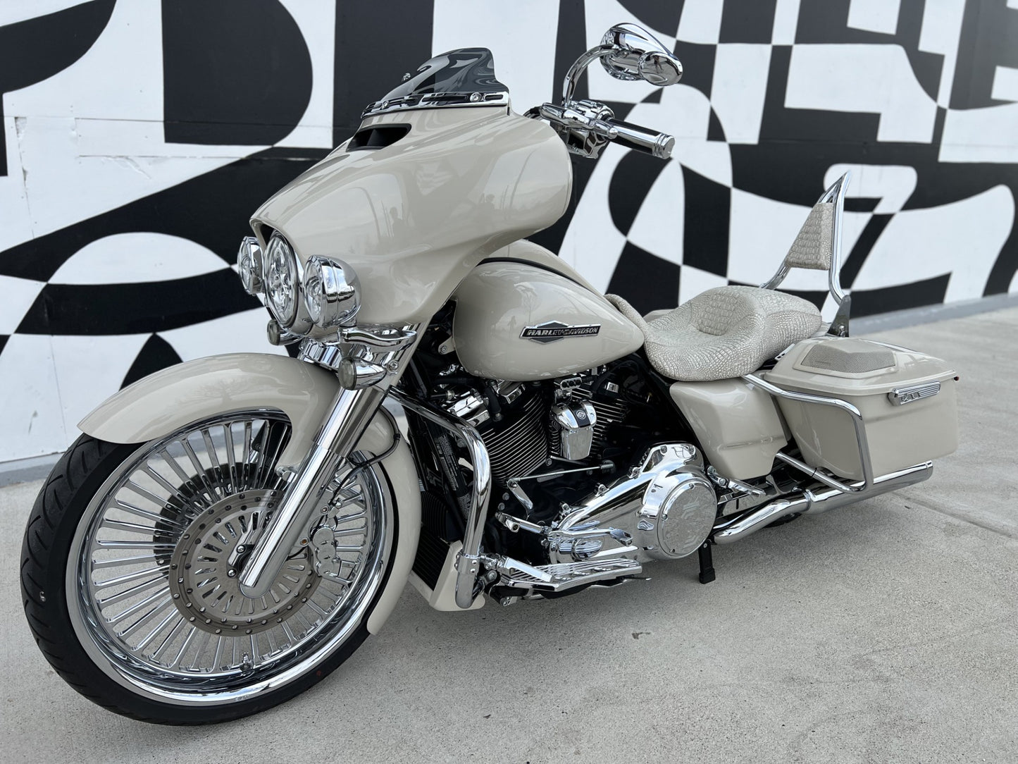 2022 Nash Custom Street Glide 23″