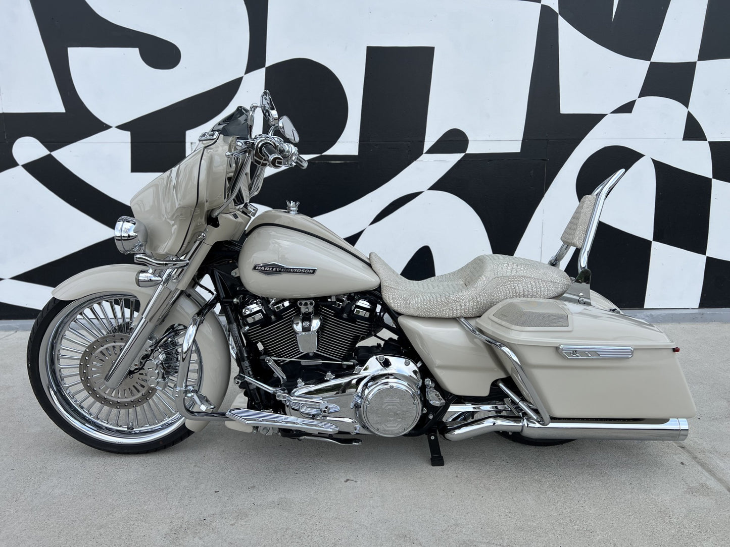 2022 Nash Custom Street Glide 23″
