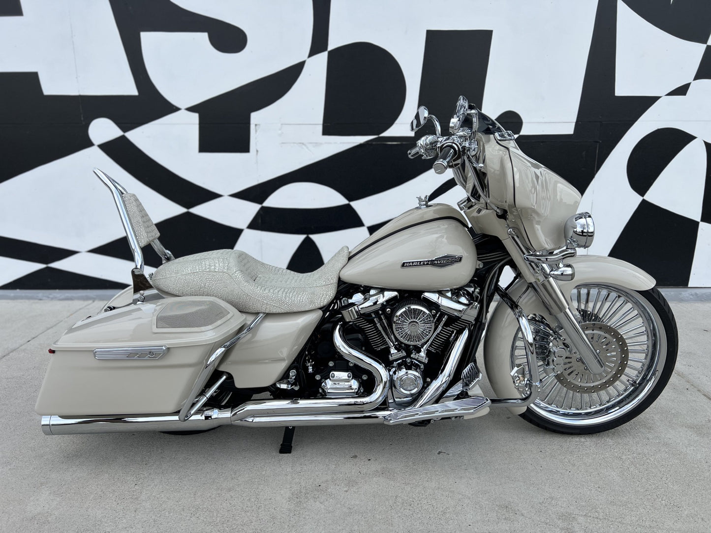 2022 Nash Custom Street Glide 23″