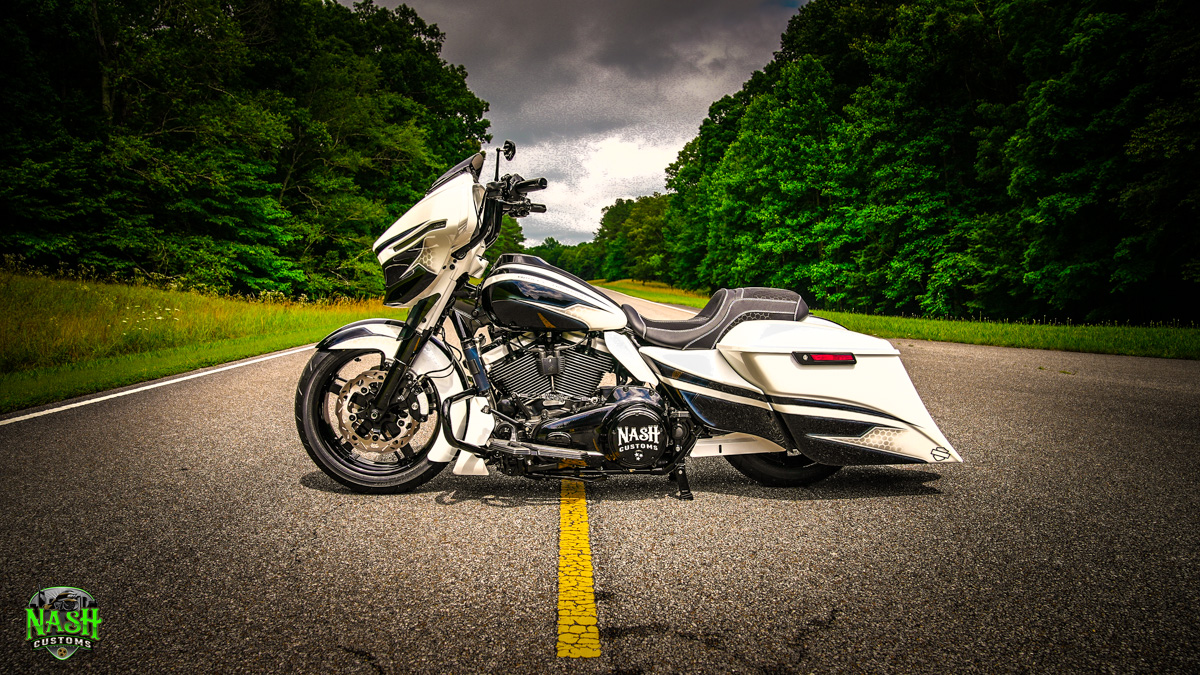 Nash Customs Black & White Street Glide-01
